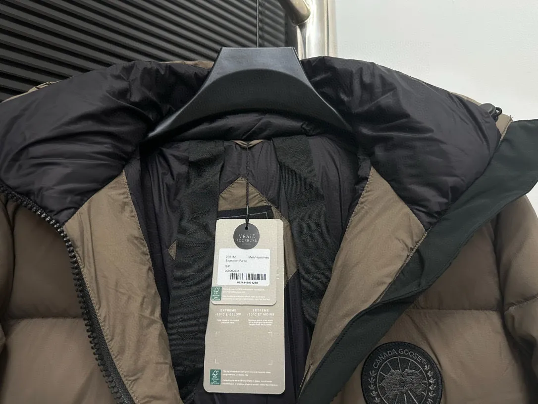 P850 𝘾𝘼𝙉𝘼𝘿𝘼 𝙂𝙊𝙊𝙎𝙀 Canada Goose Ouyang Nana second generation same style hooded couple down jacket! Goose down jacket has always been a popular element of fashion, loved by experts from all walks of life! Fashionable hooded cut, high-end customer-supplied fine goose down. High resilience, smooth zipper, strong and firm. Pockets on both sides can store small items, free your hands, and worry-free when going out. 90% white goose down filling. Black light puff style. Size: XS S M L XL XXL Color: coffee